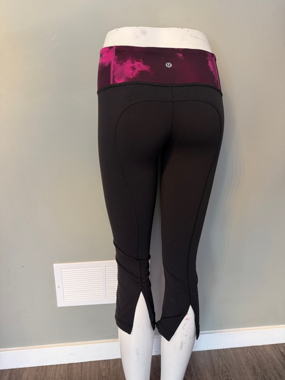Lululemon Black Capri Leggings with Magenta Waistband size 2